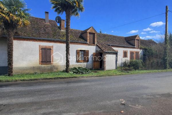 Situé sur la commune de Pressigny les Pins à 5 minute de la gare de NOGENT 
Au rez de chaussée : salon séjour avec grande cheminée ouverte , cuisine aménagée est équipé avec accès jardin , salle de bain avec douche est baignoire ,WC, chambre , coin bureau et dressing.
Attenant à la maison grand garage avec grenier.
A l'étage palier desservant 2 chambres .

Terrain attenant de 400 m²

En face de la maison 2 terrains 1 de 800m² l'autre de 200m²