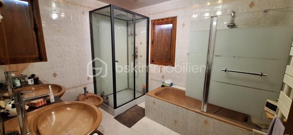 Situé sur la commune de Pressigny les Pins à 5 minute de la gare de NOGENT 
Au rez de chaussée : salon séjour avec grande cheminée ouverte , cuisine aménagée est équipé avec accès jardin , salle de bain avec douche est baignoire ,WC, chambre , coin bureau et dressing.
Attenant à la maison grand garage avec grenier.
A l'étage palier desservant 2 chambres .

Terrain attenant de 400 m²

En face de la maison 2 terrains 1 de 800m² l'autre de 200m²