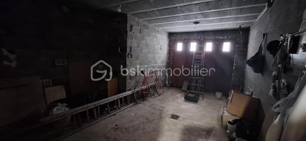 Situé sur la commune de Pressigny les Pins à 5 minute de la gare de NOGENT 
Au rez de chaussée : salon séjour avec grande cheminée ouverte , cuisine aménagée est équipé avec accès jardin , salle de bain avec douche est baignoire ,WC, chambre , coin bureau et dressing.
Attenant à la maison grand garage avec grenier.
A l'étage palier desservant 2 chambres .

Terrain attenant de 400 m²

En face de la maison 2 terrains 1 de 800m² l'autre de 200m²