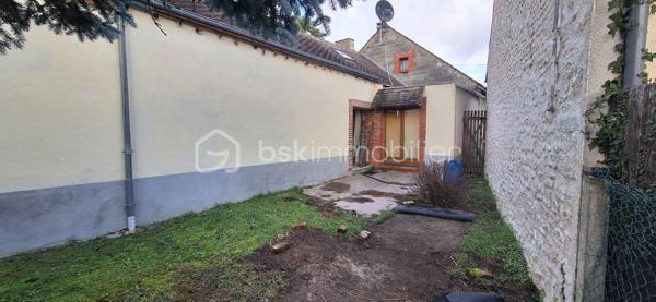 Situé sur la commune de Pressigny les Pins à 5 minute de la gare de NOGENT 
Au rez de chaussée : salon séjour avec grande cheminée ouverte , cuisine aménagée est équipé avec accès jardin , salle de bain avec douche est baignoire ,WC, chambre , coin bureau et dressing.
Attenant à la maison grand garage avec grenier.
A l'étage palier desservant 2 chambres .

Terrain attenant de 400 m²

En face de la maison 2 terrains 1 de 800m² l'autre de 200m²