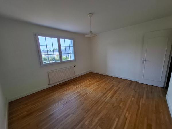 MONTREUIL JUIGNE, PLEIN CENTRE, 3 CHAMBRES