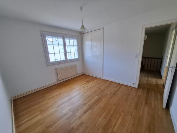 MONTREUIL JUIGNE, PLEIN CENTRE, 3 CHAMBRES