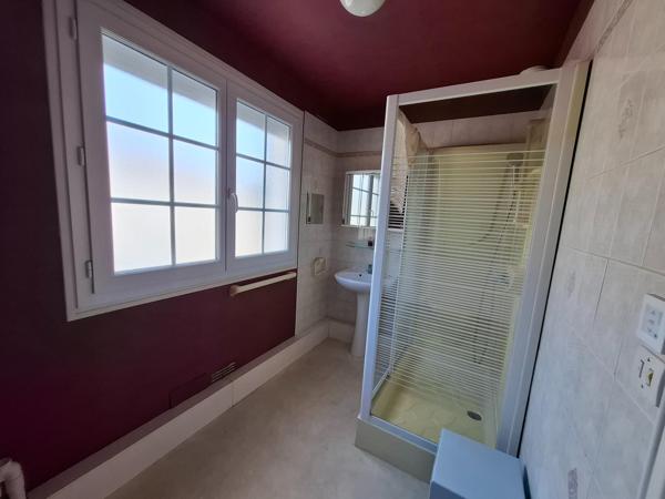 MONTREUIL JUIGNE, PLEIN CENTRE, 3 CHAMBRES