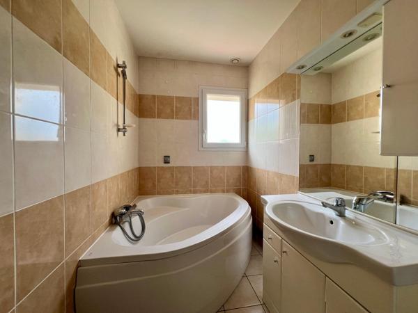 Maison 5 pièces de 111 m² à La Roche-sur-Yon avec 4 chambres - Saint André d'Ornay