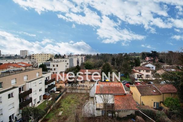 proche TRAMWAYS : MAGNIFIQUE T4 en toit terasse sans vis à vis
