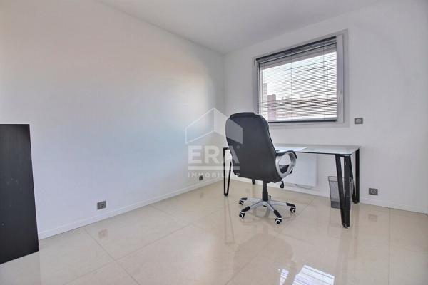 Appartement 4P au pied des métros de la Mairie