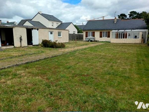SAINT-ETIENNE-DE-MONTLUC - plain-pied d'env. 75m², 2 CH, garage, terrain de 1.125m²
