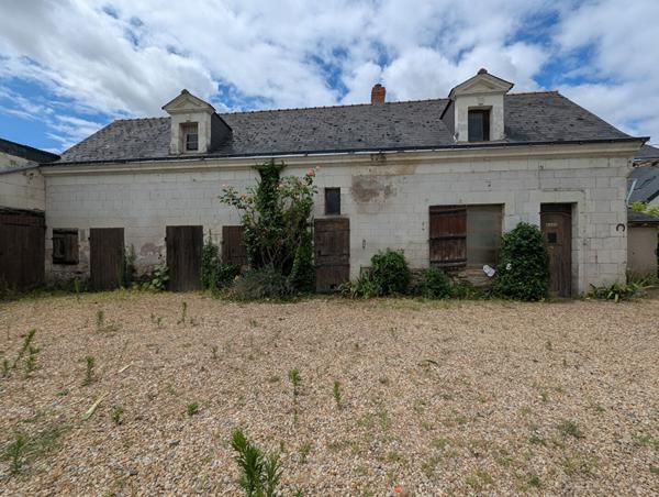 MAISON ANCIENNE AVEC DEPENDANCE 200 M DES COMMODITÉS