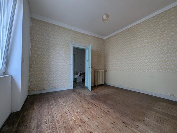 MAISON ANCIENNE AVEC DEPENDANCE 200 M DES COMMODITÉS