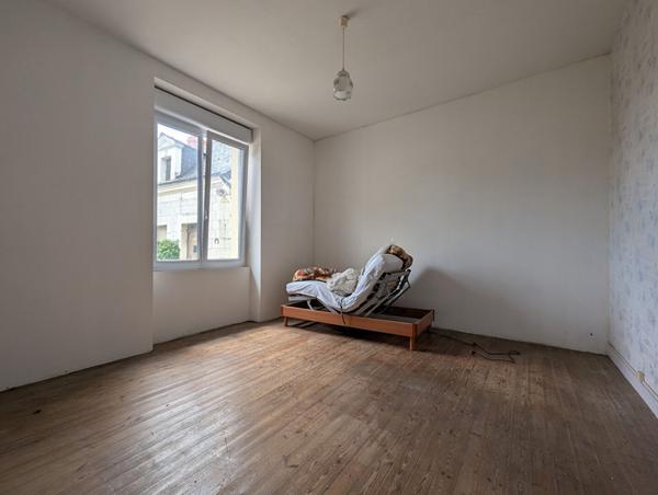 MAISON ANCIENNE AVEC DEPENDANCE 200 M DES COMMODITÉS