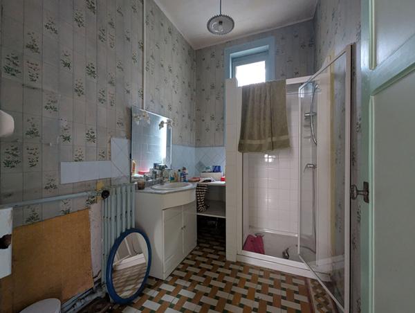 MAISON ANCIENNE AVEC DEPENDANCE 200 M DES COMMODITÉS