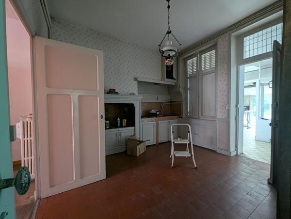 MAISON ANCIENNE AVEC DEPENDANCE 200 M DES COMMODITÉS