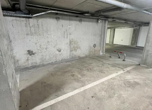 Stationnement à louer    9,60 m2 Saint-Égrève