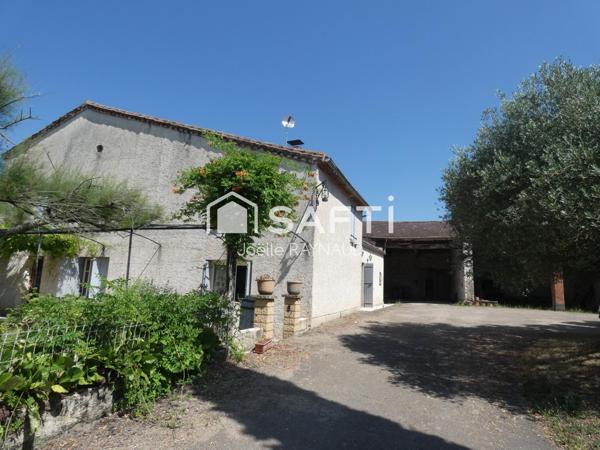 Ancien corps de ferme en pierre blanche.
