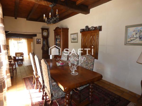 Ancien corps de ferme en pierre blanche.