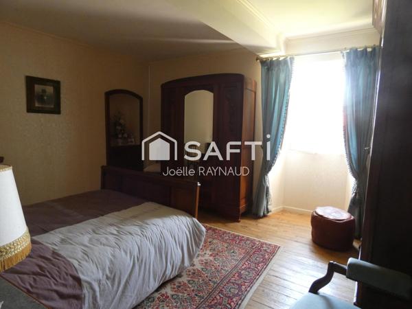 Ancien corps de ferme en pierre blanche.