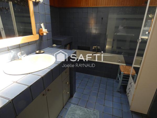 Ancien corps de ferme en pierre blanche.