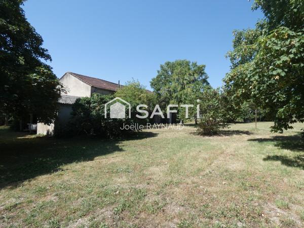 Ancien corps de ferme en pierre blanche.