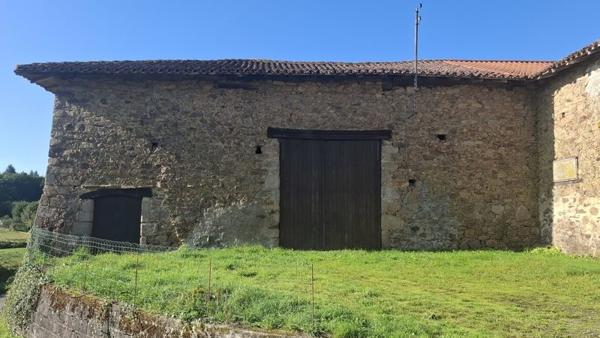Grange à vendre |  Saint-Yrieix-sous-Aixe |  1 pièce | 194 m²