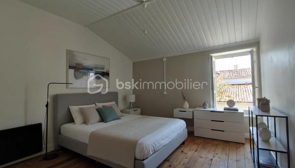 Construite en 1948, elle offre une belle base pour un projet de personnalisation. (Projet complet d'aménagement sur Photos)
Au rez-de-chaussée, vous découvrirez un espace de vie comprenant un séjour et une cuisine fermée, prolongé par une véranda donnant directement accès au jardin.
À l'étage, l'espace nuit se compose de deux chambres et d'une salle de bain. La maison bénéficie d'une luminosité traversante, apportant une agréable clarté dans chaque pièce.
À l'extérieur, vous profiterez d'un jardin privatif, ensoleillé et sans vis-à-vis, idéal pour les repas en plein air ou les moments de détente. Une dépendance permet de stocker facilement vélos, motos ou matériel de jardinage. Deux places de stationnement complètent l'ensemble.
Côté prestations, la maison est raccordée au tout-à-l'égout, équipée de la fibre optique, d'une VMC et d'un système d'alarme. 
Des travaux ont déjà été réalisés : isolation complète toiture, ravalement de façade effectué et installation électrique refaite, vous permettant d'aborder votre projet avec davantage de sérénité.
Une belle opportunité pour un premier achat, un investissement ou un projet de résidence principale dans un environnement recherché.