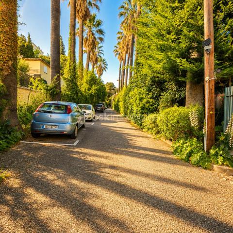ENTRE MER ET NATURE – APPARTEMENTS DE CARACTÈRE DANS UNE MAISON DE MAÎTRE AVEC 700 M² DE JARDIN PRIVATIF
À l'abri des regards, au sein d'une élégante maison de maître datant du début du XXe siècle, découvrez ce bien rare et atypique bénéficiant d'un environnement exceptionnel entre ville, mer et nature.
Situé au premier et dernier étage sans ascenseur d'une petite copropriété pleine de charme, cet ensemble développe 98,25 m² Loi Carrez (122,39 m² au sol) et offre de multiples possibilités : résidence principale familiale, projet multigénérationnel, investissement locatif ou regroupement en un seul et vaste appartement de caractère.
Dès les premiers instants, vous serez séduits par l'atmosphère chaleureuse du lieu, ses volumes atypiques, ses poutres apparentes et ses vues dégagées sur la végétation luxuriante qui entoure la propriété.
Un premier duplex baigné de lumière avec vue mer
Le premier appartement, configuré en duplex 3 pièces, développe 36,02 m² Loi Carrez et 55,50 m² au sol.
Il s'ouvre sur une agréable pièce de vie avec kitchenette ouverte bénéficiant d'une belle luminosité ainsi que d'une vue dégagée sur la verdure environnante et la mer.
Le charme de l'ancien se mêle harmonieusement à une rénovation plus contemporaine, créant un cadre de vie cosy et authentique.
À l'étage, deux chambres ainsi qu'une salle de bains avec WC profitent d'une belle clarté grâce aux vélux offrant un panorama verdoyant. L'une des chambres dispose de la climatisation.
Un espace buanderie complète ce premier logement.
Un second appartement au charme unique
Le second appartement développe 56,54 m² Loi Carrez et 66,86 m² au sol.
Son agencement atypique lui confère une personnalité singulière. Dès l'entrée, vous découvrirez une agréable cuisine lumineuse ainsi qu'une salle de bains avec WC. L'espace nuit se compose de deux chambres confortables.
À l'étage, une superbe mezzanine aménagée en salon dévoile tout le caractère de ce bien grâce à ses magnifiques poutres apparentes, sa belle hauteur sous plafond et ses volumes mansardés.
Une ambiance chaleureuse et intimiste qui ne laisse pas indifférent.
Un extérieur exceptionnel d'environ 700 m²
Véritable privilège à Nice, ce bien bénéficie de la jouissance exclusive d'une parcelle d'environ 700 m² facilement accessible à pied depuis l'appartement.
Ce jardin, véritable écrin de verdure sans aucun vis-à-vis, offre différents espaces de détente, un potager, une serre ainsi qu'une cuisine d'été idéale pour partager des moments conviviaux en famille ou entre amis.
L'environnement particulièrement calme et verdoyant procure une sensation de campagne tout en restant à proximité des commodités et du littoral.
Un bien rare sur le marché niçois, destiné aux amoureux de nature, de charme et d'authenticité.