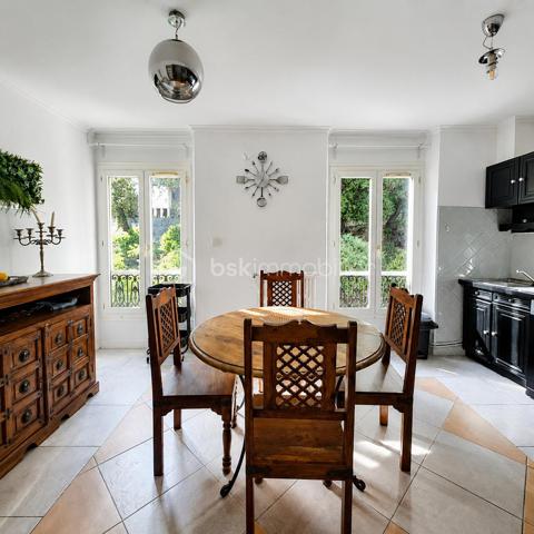 ENTRE MER ET NATURE – APPARTEMENTS DE CARACTÈRE DANS UNE MAISON DE MAÎTRE AVEC 700 M² DE JARDIN PRIVATIF
À l'abri des regards, au sein d'une élégante maison de maître datant du début du XXe siècle, découvrez ce bien rare et atypique bénéficiant d'un environnement exceptionnel entre ville, mer et nature.
Situé au premier et dernier étage sans ascenseur d'une petite copropriété pleine de charme, cet ensemble développe 98,25 m² Loi Carrez (122,39 m² au sol) et offre de multiples possibilités : résidence principale familiale, projet multigénérationnel, investissement locatif ou regroupement en un seul et vaste appartement de caractère.
Dès les premiers instants, vous serez séduits par l'atmosphère chaleureuse du lieu, ses volumes atypiques, ses poutres apparentes et ses vues dégagées sur la végétation luxuriante qui entoure la propriété.
Un premier duplex baigné de lumière avec vue mer
Le premier appartement, configuré en duplex 3 pièces, développe 36,02 m² Loi Carrez et 55,50 m² au sol.
Il s'ouvre sur une agréable pièce de vie avec kitchenette ouverte bénéficiant d'une belle luminosité ainsi que d'une vue dégagée sur la verdure environnante et la mer.
Le charme de l'ancien se mêle harmonieusement à une rénovation plus contemporaine, créant un cadre de vie cosy et authentique.
À l'étage, deux chambres ainsi qu'une salle de bains avec WC profitent d'une belle clarté grâce aux vélux offrant un panorama verdoyant. L'une des chambres dispose de la climatisation.
Un espace buanderie complète ce premier logement.
Un second appartement au charme unique
Le second appartement développe 56,54 m² Loi Carrez et 66,86 m² au sol.
Son agencement atypique lui confère une personnalité singulière. Dès l'entrée, vous découvrirez une agréable cuisine lumineuse ainsi qu'une salle de bains avec WC. L'espace nuit se compose de deux chambres confortables.
À l'étage, une superbe mezzanine aménagée en salon dévoile tout le caractère de ce bien grâce à ses magnifiques poutres apparentes, sa belle hauteur sous plafond et ses volumes mansardés.
Une ambiance chaleureuse et intimiste qui ne laisse pas indifférent.
Un extérieur exceptionnel d'environ 700 m²
Véritable privilège à Nice, ce bien bénéficie de la jouissance exclusive d'une parcelle d'environ 700 m² facilement accessible à pied depuis l'appartement.
Ce jardin, véritable écrin de verdure sans aucun vis-à-vis, offre différents espaces de détente, un potager, une serre ainsi qu'une cuisine d'été idéale pour partager des moments conviviaux en famille ou entre amis.
L'environnement particulièrement calme et verdoyant procure une sensation de campagne tout en restant à proximité des commodités et du littoral.
Un bien rare sur le marché niçois, destiné aux amoureux de nature, de charme et d'authenticité.