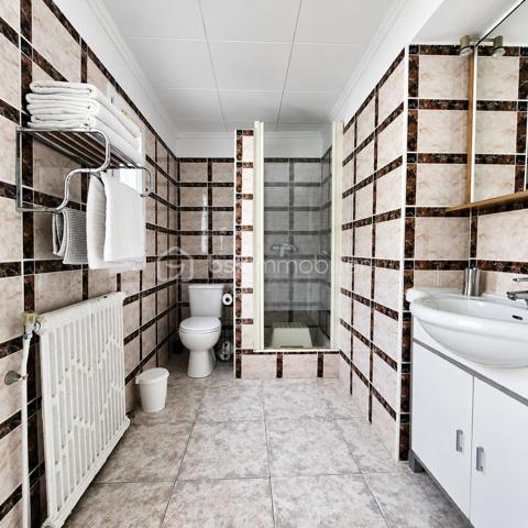 ENTRE MER ET NATURE – APPARTEMENTS DE CARACTÈRE DANS UNE MAISON DE MAÎTRE AVEC 700 M² DE JARDIN PRIVATIF
À l'abri des regards, au sein d'une élégante maison de maître datant du début du XXe siècle, découvrez ce bien rare et atypique bénéficiant d'un environnement exceptionnel entre ville, mer et nature.
Situé au premier et dernier étage sans ascenseur d'une petite copropriété pleine de charme, cet ensemble développe 98,25 m² Loi Carrez (122,39 m² au sol) et offre de multiples possibilités : résidence principale familiale, projet multigénérationnel, investissement locatif ou regroupement en un seul et vaste appartement de caractère.
Dès les premiers instants, vous serez séduits par l'atmosphère chaleureuse du lieu, ses volumes atypiques, ses poutres apparentes et ses vues dégagées sur la végétation luxuriante qui entoure la propriété.
Un premier duplex baigné de lumière avec vue mer
Le premier appartement, configuré en duplex 3 pièces, développe 36,02 m² Loi Carrez et 55,50 m² au sol.
Il s'ouvre sur une agréable pièce de vie avec kitchenette ouverte bénéficiant d'une belle luminosité ainsi que d'une vue dégagée sur la verdure environnante et la mer.
Le charme de l'ancien se mêle harmonieusement à une rénovation plus contemporaine, créant un cadre de vie cosy et authentique.
À l'étage, deux chambres ainsi qu'une salle de bains avec WC profitent d'une belle clarté grâce aux vélux offrant un panorama verdoyant. L'une des chambres dispose de la climatisation.
Un espace buanderie complète ce premier logement.
Un second appartement au charme unique
Le second appartement développe 56,54 m² Loi Carrez et 66,86 m² au sol.
Son agencement atypique lui confère une personnalité singulière. Dès l'entrée, vous découvrirez une agréable cuisine lumineuse ainsi qu'une salle de bains avec WC. L'espace nuit se compose de deux chambres confortables.
À l'étage, une superbe mezzanine aménagée en salon dévoile tout le caractère de ce bien grâce à ses magnifiques poutres apparentes, sa belle hauteur sous plafond et ses volumes mansardés.
Une ambiance chaleureuse et intimiste qui ne laisse pas indifférent.
Un extérieur exceptionnel d'environ 700 m²
Véritable privilège à Nice, ce bien bénéficie de la jouissance exclusive d'une parcelle d'environ 700 m² facilement accessible à pied depuis l'appartement.
Ce jardin, véritable écrin de verdure sans aucun vis-à-vis, offre différents espaces de détente, un potager, une serre ainsi qu'une cuisine d'été idéale pour partager des moments conviviaux en famille ou entre amis.
L'environnement particulièrement calme et verdoyant procure une sensation de campagne tout en restant à proximité des commodités et du littoral.
Un bien rare sur le marché niçois, destiné aux amoureux de nature, de charme et d'authenticité.