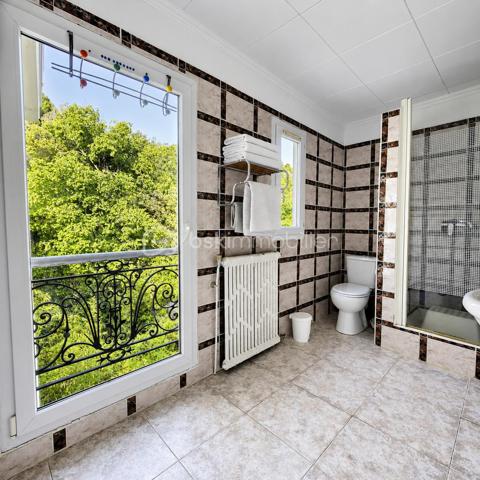 ENTRE MER ET NATURE – APPARTEMENTS DE CARACTÈRE DANS UNE MAISON DE MAÎTRE AVEC 700 M² DE JARDIN PRIVATIF
À l'abri des regards, au sein d'une élégante maison de maître datant du début du XXe siècle, découvrez ce bien rare et atypique bénéficiant d'un environnement exceptionnel entre ville, mer et nature.
Situé au premier et dernier étage sans ascenseur d'une petite copropriété pleine de charme, cet ensemble développe 98,25 m² Loi Carrez (122,39 m² au sol) et offre de multiples possibilités : résidence principale familiale, projet multigénérationnel, investissement locatif ou regroupement en un seul et vaste appartement de caractère.
Dès les premiers instants, vous serez séduits par l'atmosphère chaleureuse du lieu, ses volumes atypiques, ses poutres apparentes et ses vues dégagées sur la végétation luxuriante qui entoure la propriété.
Un premier duplex baigné de lumière avec vue mer
Le premier appartement, configuré en duplex 3 pièces, développe 36,02 m² Loi Carrez et 55,50 m² au sol.
Il s'ouvre sur une agréable pièce de vie avec kitchenette ouverte bénéficiant d'une belle luminosité ainsi que d'une vue dégagée sur la verdure environnante et la mer.
Le charme de l'ancien se mêle harmonieusement à une rénovation plus contemporaine, créant un cadre de vie cosy et authentique.
À l'étage, deux chambres ainsi qu'une salle de bains avec WC profitent d'une belle clarté grâce aux vélux offrant un panorama verdoyant. L'une des chambres dispose de la climatisation.
Un espace buanderie complète ce premier logement.
Un second appartement au charme unique
Le second appartement développe 56,54 m² Loi Carrez et 66,86 m² au sol.
Son agencement atypique lui confère une personnalité singulière. Dès l'entrée, vous découvrirez une agréable cuisine lumineuse ainsi qu'une salle de bains avec WC. L'espace nuit se compose de deux chambres confortables.
À l'étage, une superbe mezzanine aménagée en salon dévoile tout le caractère de ce bien grâce à ses magnifiques poutres apparentes, sa belle hauteur sous plafond et ses volumes mansardés.
Une ambiance chaleureuse et intimiste qui ne laisse pas indifférent.
Un extérieur exceptionnel d'environ 700 m²
Véritable privilège à Nice, ce bien bénéficie de la jouissance exclusive d'une parcelle d'environ 700 m² facilement accessible à pied depuis l'appartement.
Ce jardin, véritable écrin de verdure sans aucun vis-à-vis, offre différents espaces de détente, un potager, une serre ainsi qu'une cuisine d'été idéale pour partager des moments conviviaux en famille ou entre amis.
L'environnement particulièrement calme et verdoyant procure une sensation de campagne tout en restant à proximité des commodités et du littoral.
Un bien rare sur le marché niçois, destiné aux amoureux de nature, de charme et d'authenticité.