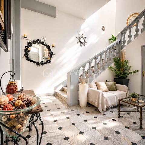 ENTRE MER ET NATURE – APPARTEMENTS DE CARACTÈRE DANS UNE MAISON DE MAÎTRE AVEC 700 M² DE JARDIN PRIVATIF
À l'abri des regards, au sein d'une élégante maison de maître datant du début du XXe siècle, découvrez ce bien rare et atypique bénéficiant d'un environnement exceptionnel entre ville, mer et nature.
Situé au premier et dernier étage sans ascenseur d'une petite copropriété pleine de charme, cet ensemble développe 98,25 m² Loi Carrez (122,39 m² au sol) et offre de multiples possibilités : résidence principale familiale, projet multigénérationnel, investissement locatif ou regroupement en un seul et vaste appartement de caractère.
Dès les premiers instants, vous serez séduits par l'atmosphère chaleureuse du lieu, ses volumes atypiques, ses poutres apparentes et ses vues dégagées sur la végétation luxuriante qui entoure la propriété.
Un premier duplex baigné de lumière avec vue mer
Le premier appartement, configuré en duplex 3 pièces, développe 36,02 m² Loi Carrez et 55,50 m² au sol.
Il s'ouvre sur une agréable pièce de vie avec kitchenette ouverte bénéficiant d'une belle luminosité ainsi que d'une vue dégagée sur la verdure environnante et la mer.
Le charme de l'ancien se mêle harmonieusement à une rénovation plus contemporaine, créant un cadre de vie cosy et authentique.
À l'étage, deux chambres ainsi qu'une salle de bains avec WC profitent d'une belle clarté grâce aux vélux offrant un panorama verdoyant. L'une des chambres dispose de la climatisation.
Un espace buanderie complète ce premier logement.
Un second appartement au charme unique
Le second appartement développe 56,54 m² Loi Carrez et 66,86 m² au sol.
Son agencement atypique lui confère une personnalité singulière. Dès l'entrée, vous découvrirez une agréable cuisine lumineuse ainsi qu'une salle de bains avec WC. L'espace nuit se compose de deux chambres confortables.
À l'étage, une superbe mezzanine aménagée en salon dévoile tout le caractère de ce bien grâce à ses magnifiques poutres apparentes, sa belle hauteur sous plafond et ses volumes mansardés.
Une ambiance chaleureuse et intimiste qui ne laisse pas indifférent.
Un extérieur exceptionnel d'environ 700 m²
Véritable privilège à Nice, ce bien bénéficie de la jouissance exclusive d'une parcelle d'environ 700 m² facilement accessible à pied depuis l'appartement.
Ce jardin, véritable écrin de verdure sans aucun vis-à-vis, offre différents espaces de détente, un potager, une serre ainsi qu'une cuisine d'été idéale pour partager des moments conviviaux en famille ou entre amis.
L'environnement particulièrement calme et verdoyant procure une sensation de campagne tout en restant à proximité des commodités et du littoral.
Un bien rare sur le marché niçois, destiné aux amoureux de nature, de charme et d'authenticité.