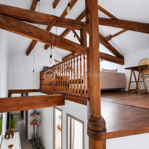 ENTRE MER ET NATURE – APPARTEMENTS DE CARACTÈRE DANS UNE MAISON DE MAÎTRE AVEC 700 M² DE JARDIN PRIVATIF
À l'abri des regards, au sein d'une élégante maison de maître datant du début du XXe siècle, découvrez ce bien rare et atypique bénéficiant d'un environnement exceptionnel entre ville, mer et nature.
Situé au premier et dernier étage sans ascenseur d'une petite copropriété pleine de charme, cet ensemble développe 98,25 m² Loi Carrez (122,39 m² au sol) et offre de multiples possibilités : résidence principale familiale, projet multigénérationnel, investissement locatif ou regroupement en un seul et vaste appartement de caractère.
Dès les premiers instants, vous serez séduits par l'atmosphère chaleureuse du lieu, ses volumes atypiques, ses poutres apparentes et ses vues dégagées sur la végétation luxuriante qui entoure la propriété.
Un premier duplex baigné de lumière avec vue mer
Le premier appartement, configuré en duplex 3 pièces, développe 36,02 m² Loi Carrez et 55,50 m² au sol.
Il s'ouvre sur une agréable pièce de vie avec kitchenette ouverte bénéficiant d'une belle luminosité ainsi que d'une vue dégagée sur la verdure environnante et la mer.
Le charme de l'ancien se mêle harmonieusement à une rénovation plus contemporaine, créant un cadre de vie cosy et authentique.
À l'étage, deux chambres ainsi qu'une salle de bains avec WC profitent d'une belle clarté grâce aux vélux offrant un panorama verdoyant. L'une des chambres dispose de la climatisation.
Un espace buanderie complète ce premier logement.
Un second appartement au charme unique
Le second appartement développe 56,54 m² Loi Carrez et 66,86 m² au sol.
Son agencement atypique lui confère une personnalité singulière. Dès l'entrée, vous découvrirez une agréable cuisine lumineuse ainsi qu'une salle de bains avec WC. L'espace nuit se compose de deux chambres confortables.
À l'étage, une superbe mezzanine aménagée en salon dévoile tout le caractère de ce bien grâce à ses magnifiques poutres apparentes, sa belle hauteur sous plafond et ses volumes mansardés.
Une ambiance chaleureuse et intimiste qui ne laisse pas indifférent.
Un extérieur exceptionnel d'environ 700 m²
Véritable privilège à Nice, ce bien bénéficie de la jouissance exclusive d'une parcelle d'environ 700 m² facilement accessible à pied depuis l'appartement.
Ce jardin, véritable écrin de verdure sans aucun vis-à-vis, offre différents espaces de détente, un potager, une serre ainsi qu'une cuisine d'été idéale pour partager des moments conviviaux en famille ou entre amis.
L'environnement particulièrement calme et verdoyant procure une sensation de campagne tout en restant à proximité des commodités et du littoral.
Un bien rare sur le marché niçois, destiné aux amoureux de nature, de charme et d'authenticité.