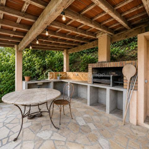 ENTRE MER ET NATURE – APPARTEMENTS DE CARACTÈRE DANS UNE MAISON DE MAÎTRE AVEC 700 M² DE JARDIN PRIVATIF
À l'abri des regards, au sein d'une élégante maison de maître datant du début du XXe siècle, découvrez ce bien rare et atypique bénéficiant d'un environnement exceptionnel entre ville, mer et nature.
Situé au premier et dernier étage sans ascenseur d'une petite copropriété pleine de charme, cet ensemble développe 98,25 m² Loi Carrez (122,39 m² au sol) et offre de multiples possibilités : résidence principale familiale, projet multigénérationnel, investissement locatif ou regroupement en un seul et vaste appartement de caractère.
Dès les premiers instants, vous serez séduits par l'atmosphère chaleureuse du lieu, ses volumes atypiques, ses poutres apparentes et ses vues dégagées sur la végétation luxuriante qui entoure la propriété.
Un premier duplex baigné de lumière avec vue mer
Le premier appartement, configuré en duplex 3 pièces, développe 36,02 m² Loi Carrez et 55,50 m² au sol.
Il s'ouvre sur une agréable pièce de vie avec kitchenette ouverte bénéficiant d'une belle luminosité ainsi que d'une vue dégagée sur la verdure environnante et la mer.
Le charme de l'ancien se mêle harmonieusement à une rénovation plus contemporaine, créant un cadre de vie cosy et authentique.
À l'étage, deux chambres ainsi qu'une salle de bains avec WC profitent d'une belle clarté grâce aux vélux offrant un panorama verdoyant. L'une des chambres dispose de la climatisation.
Un espace buanderie complète ce premier logement.
Un second appartement au charme unique
Le second appartement développe 56,54 m² Loi Carrez et 66,86 m² au sol.
Son agencement atypique lui confère une personnalité singulière. Dès l'entrée, vous découvrirez une agréable cuisine lumineuse ainsi qu'une salle de bains avec WC. L'espace nuit se compose de deux chambres confortables.
À l'étage, une superbe mezzanine aménagée en salon dévoile tout le caractère de ce bien grâce à ses magnifiques poutres apparentes, sa belle hauteur sous plafond et ses volumes mansardés.
Une ambiance chaleureuse et intimiste qui ne laisse pas indifférent.
Un extérieur exceptionnel d'environ 700 m²
Véritable privilège à Nice, ce bien bénéficie de la jouissance exclusive d'une parcelle d'environ 700 m² facilement accessible à pied depuis l'appartement.
Ce jardin, véritable écrin de verdure sans aucun vis-à-vis, offre différents espaces de détente, un potager, une serre ainsi qu'une cuisine d'été idéale pour partager des moments conviviaux en famille ou entre amis.
L'environnement particulièrement calme et verdoyant procure une sensation de campagne tout en restant à proximité des commodités et du littoral.
Un bien rare sur le marché niçois, destiné aux amoureux de nature, de charme et d'authenticité.