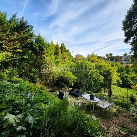 ENTRE MER ET NATURE – APPARTEMENTS DE CARACTÈRE DANS UNE MAISON DE MAÎTRE AVEC 700 M² DE JARDIN PRIVATIF
À l'abri des regards, au sein d'une élégante maison de maître datant du début du XXe siècle, découvrez ce bien rare et atypique bénéficiant d'un environnement exceptionnel entre ville, mer et nature.
Situé au premier et dernier étage sans ascenseur d'une petite copropriété pleine de charme, cet ensemble développe 98,25 m² Loi Carrez (122,39 m² au sol) et offre de multiples possibilités : résidence principale familiale, projet multigénérationnel, investissement locatif ou regroupement en un seul et vaste appartement de caractère.
Dès les premiers instants, vous serez séduits par l'atmosphère chaleureuse du lieu, ses volumes atypiques, ses poutres apparentes et ses vues dégagées sur la végétation luxuriante qui entoure la propriété.
Un premier duplex baigné de lumière avec vue mer
Le premier appartement, configuré en duplex 3 pièces, développe 36,02 m² Loi Carrez et 55,50 m² au sol.
Il s'ouvre sur une agréable pièce de vie avec kitchenette ouverte bénéficiant d'une belle luminosité ainsi que d'une vue dégagée sur la verdure environnante et la mer.
Le charme de l'ancien se mêle harmonieusement à une rénovation plus contemporaine, créant un cadre de vie cosy et authentique.
À l'étage, deux chambres ainsi qu'une salle de bains avec WC profitent d'une belle clarté grâce aux vélux offrant un panorama verdoyant. L'une des chambres dispose de la climatisation.
Un espace buanderie complète ce premier logement.
Un second appartement au charme unique
Le second appartement développe 56,54 m² Loi Carrez et 66,86 m² au sol.
Son agencement atypique lui confère une personnalité singulière. Dès l'entrée, vous découvrirez une agréable cuisine lumineuse ainsi qu'une salle de bains avec WC. L'espace nuit se compose de deux chambres confortables.
À l'étage, une superbe mezzanine aménagée en salon dévoile tout le caractère de ce bien grâce à ses magnifiques poutres apparentes, sa belle hauteur sous plafond et ses volumes mansardés.
Une ambiance chaleureuse et intimiste qui ne laisse pas indifférent.
Un extérieur exceptionnel d'environ 700 m²
Véritable privilège à Nice, ce bien bénéficie de la jouissance exclusive d'une parcelle d'environ 700 m² facilement accessible à pied depuis l'appartement.
Ce jardin, véritable écrin de verdure sans aucun vis-à-vis, offre différents espaces de détente, un potager, une serre ainsi qu'une cuisine d'été idéale pour partager des moments conviviaux en famille ou entre amis.
L'environnement particulièrement calme et verdoyant procure une sensation de campagne tout en restant à proximité des commodités et du littoral.
Un bien rare sur le marché niçois, destiné aux amoureux de nature, de charme et d'authenticité.