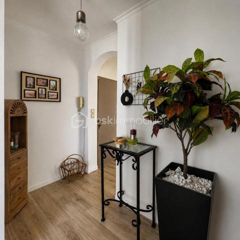ENTRE MER ET NATURE – APPARTEMENTS DE CARACTÈRE DANS UNE MAISON DE MAÎTRE AVEC 700 M² DE JARDIN PRIVATIF
À l'abri des regards, au sein d'une élégante maison de maître datant du début du XXe siècle, découvrez ce bien rare et atypique bénéficiant d'un environnement exceptionnel entre ville, mer et nature.
Situé au premier et dernier étage sans ascenseur d'une petite copropriété pleine de charme, cet ensemble développe 98,25 m² Loi Carrez (122,39 m² au sol) et offre de multiples possibilités : résidence principale familiale, projet multigénérationnel, investissement locatif ou regroupement en un seul et vaste appartement de caractère.
Dès les premiers instants, vous serez séduits par l'atmosphère chaleureuse du lieu, ses volumes atypiques, ses poutres apparentes et ses vues dégagées sur la végétation luxuriante qui entoure la propriété.
Un premier duplex baigné de lumière avec vue mer
Le premier appartement, configuré en duplex 3 pièces, développe 36,02 m² Loi Carrez et 55,50 m² au sol.
Il s'ouvre sur une agréable pièce de vie avec kitchenette ouverte bénéficiant d'une belle luminosité ainsi que d'une vue dégagée sur la verdure environnante et la mer.
Le charme de l'ancien se mêle harmonieusement à une rénovation plus contemporaine, créant un cadre de vie cosy et authentique.
À l'étage, deux chambres ainsi qu'une salle de bains avec WC profitent d'une belle clarté grâce aux vélux offrant un panorama verdoyant. L'une des chambres dispose de la climatisation.
Un espace buanderie complète ce premier logement.
Un second appartement au charme unique
Le second appartement développe 56,54 m² Loi Carrez et 66,86 m² au sol.
Son agencement atypique lui confère une personnalité singulière. Dès l'entrée, vous découvrirez une agréable cuisine lumineuse ainsi qu'une salle de bains avec WC. L'espace nuit se compose de deux chambres confortables.
À l'étage, une superbe mezzanine aménagée en salon dévoile tout le caractère de ce bien grâce à ses magnifiques poutres apparentes, sa belle hauteur sous plafond et ses volumes mansardés.
Une ambiance chaleureuse et intimiste qui ne laisse pas indifférent.
Un extérieur exceptionnel d'environ 700 m²
Véritable privilège à Nice, ce bien bénéficie de la jouissance exclusive d'une parcelle d'environ 700 m² facilement accessible à pied depuis l'appartement.
Ce jardin, véritable écrin de verdure sans aucun vis-à-vis, offre différents espaces de détente, un potager, une serre ainsi qu'une cuisine d'été idéale pour partager des moments conviviaux en famille ou entre amis.
L'environnement particulièrement calme et verdoyant procure une sensation de campagne tout en restant à proximité des commodités et du littoral.
Un bien rare sur le marché niçois, destiné aux amoureux de nature, de charme et d'authenticité.