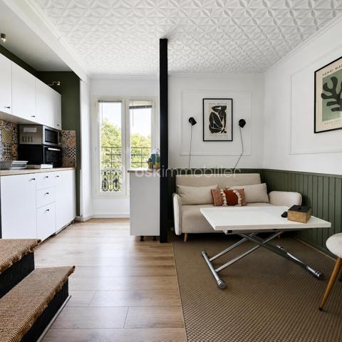ENTRE MER ET NATURE – APPARTEMENTS DE CARACTÈRE DANS UNE MAISON DE MAÎTRE AVEC 700 M² DE JARDIN PRIVATIF
À l'abri des regards, au sein d'une élégante maison de maître datant du début du XXe siècle, découvrez ce bien rare et atypique bénéficiant d'un environnement exceptionnel entre ville, mer et nature.
Situé au premier et dernier étage sans ascenseur d'une petite copropriété pleine de charme, cet ensemble développe 98,25 m² Loi Carrez (122,39 m² au sol) et offre de multiples possibilités : résidence principale familiale, projet multigénérationnel, investissement locatif ou regroupement en un seul et vaste appartement de caractère.
Dès les premiers instants, vous serez séduits par l'atmosphère chaleureuse du lieu, ses volumes atypiques, ses poutres apparentes et ses vues dégagées sur la végétation luxuriante qui entoure la propriété.
Un premier duplex baigné de lumière avec vue mer
Le premier appartement, configuré en duplex 3 pièces, développe 36,02 m² Loi Carrez et 55,50 m² au sol.
Il s'ouvre sur une agréable pièce de vie avec kitchenette ouverte bénéficiant d'une belle luminosité ainsi que d'une vue dégagée sur la verdure environnante et la mer.
Le charme de l'ancien se mêle harmonieusement à une rénovation plus contemporaine, créant un cadre de vie cosy et authentique.
À l'étage, deux chambres ainsi qu'une salle de bains avec WC profitent d'une belle clarté grâce aux vélux offrant un panorama verdoyant. L'une des chambres dispose de la climatisation.
Un espace buanderie complète ce premier logement.
Un second appartement au charme unique
Le second appartement développe 56,54 m² Loi Carrez et 66,86 m² au sol.
Son agencement atypique lui confère une personnalité singulière. Dès l'entrée, vous découvrirez une agréable cuisine lumineuse ainsi qu'une salle de bains avec WC. L'espace nuit se compose de deux chambres confortables.
À l'étage, une superbe mezzanine aménagée en salon dévoile tout le caractère de ce bien grâce à ses magnifiques poutres apparentes, sa belle hauteur sous plafond et ses volumes mansardés.
Une ambiance chaleureuse et intimiste qui ne laisse pas indifférent.
Un extérieur exceptionnel d'environ 700 m²
Véritable privilège à Nice, ce bien bénéficie de la jouissance exclusive d'une parcelle d'environ 700 m² facilement accessible à pied depuis l'appartement.
Ce jardin, véritable écrin de verdure sans aucun vis-à-vis, offre différents espaces de détente, un potager, une serre ainsi qu'une cuisine d'été idéale pour partager des moments conviviaux en famille ou entre amis.
L'environnement particulièrement calme et verdoyant procure une sensation de campagne tout en restant à proximité des commodités et du littoral.
Un bien rare sur le marché niçois, destiné aux amoureux de nature, de charme et d'authenticité.