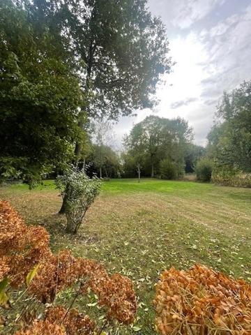 Terrain plat et arboré, de plus de 3 400m², pour votre projet de vie !