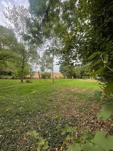 Terrain plat et arboré, de plus de 3 400m², pour votre projet de vie !