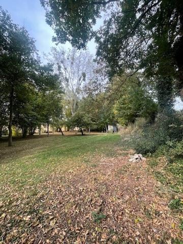 Terrain plat et arboré, de plus de 3 400m², pour votre projet de vie !