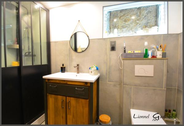 Immeuble rénové avec local commercial sur la commune de Sainte Foy la Grande (33)