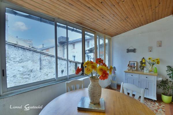 Immeuble rénové avec local commercial sur la commune de Sainte Foy la Grande (33)
