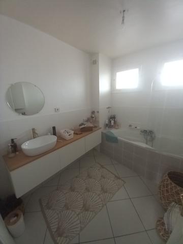 Appartement
                                                                                                                                                                                                                                                                                                                        4 pièce(s)                                                                                                                                                                                                          3 chambre(s)                                                                                                                                                                                                          118  m²