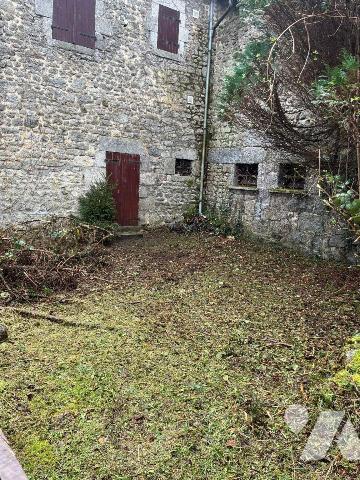 Maison à vendre à Peyrabout (23000) en Creuse (23) (A rénover). « Longère en pierres », élevée ...