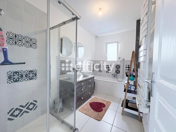 Maison
         7 pièces
        - 126 m² Exclusivité 262 000 € *