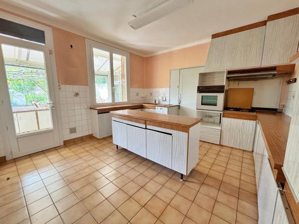 Maison familiale à rénover avec jardin et garage