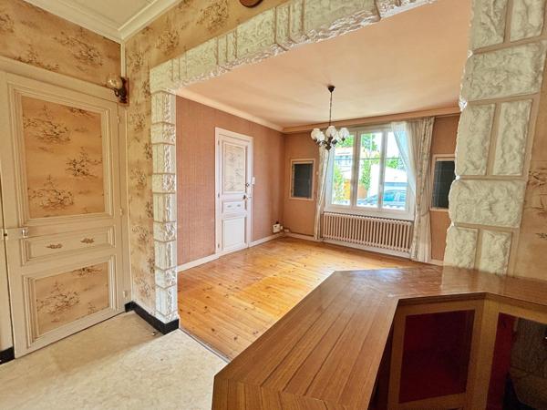 Maison familiale à rénover avec jardin et garage
