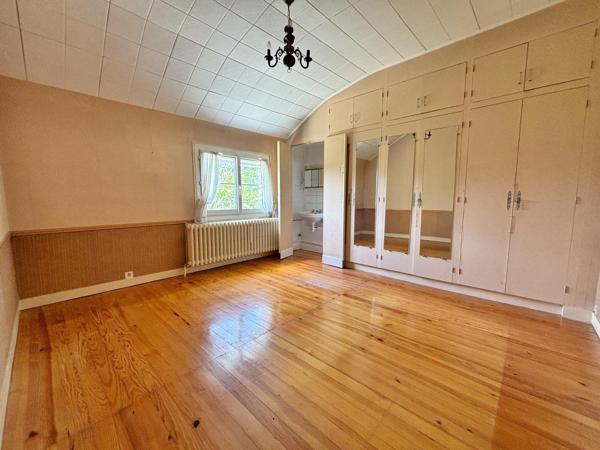 Maison familiale à rénover avec jardin et garage