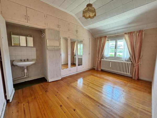 Maison familiale à rénover avec jardin et garage