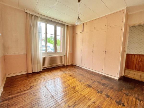 Maison familiale à rénover avec jardin et garage