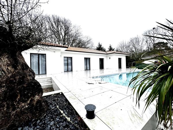 Maison avec garage et piscine au calme