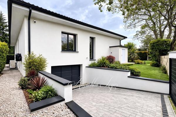 Maison avec garage et piscine au calme