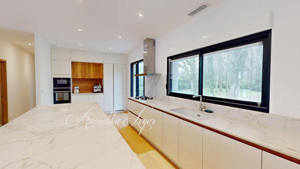 Maison avec garage et piscine au calme